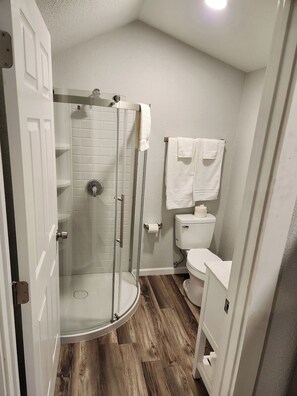 Grand Double Room, Kitchenette (5) | Bathroom | Free toiletries, hair dryer, towels, soap - Snowy Mountain Inn (Saratoga)
