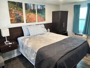 Deluxe Single Room, Kitchenette (7-10) | Laptop workspace, blackout drapes, free WiFi, bed sheets - Snowy Mountain Inn (Saratoga)