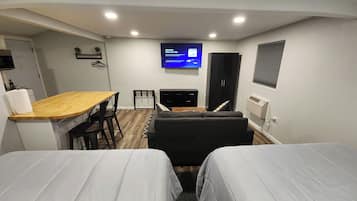 Kamar Double Grand, dapur kecil (5) | Ruang kerja ramah laptop, tirai kedap cahaya, dan Wi-Fi gratis