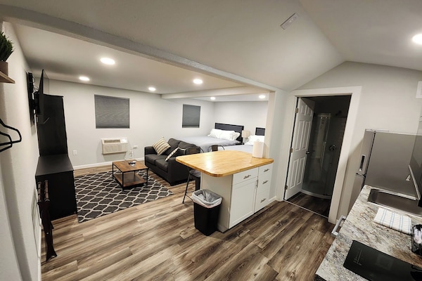 Grand Double Room, Kitchenette (5) | Private kitchen | Microwave, coffee/tea maker