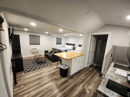 Grand Double Room, Kitchenette (5) | Private kitchen | Microwave, coffee/tea maker