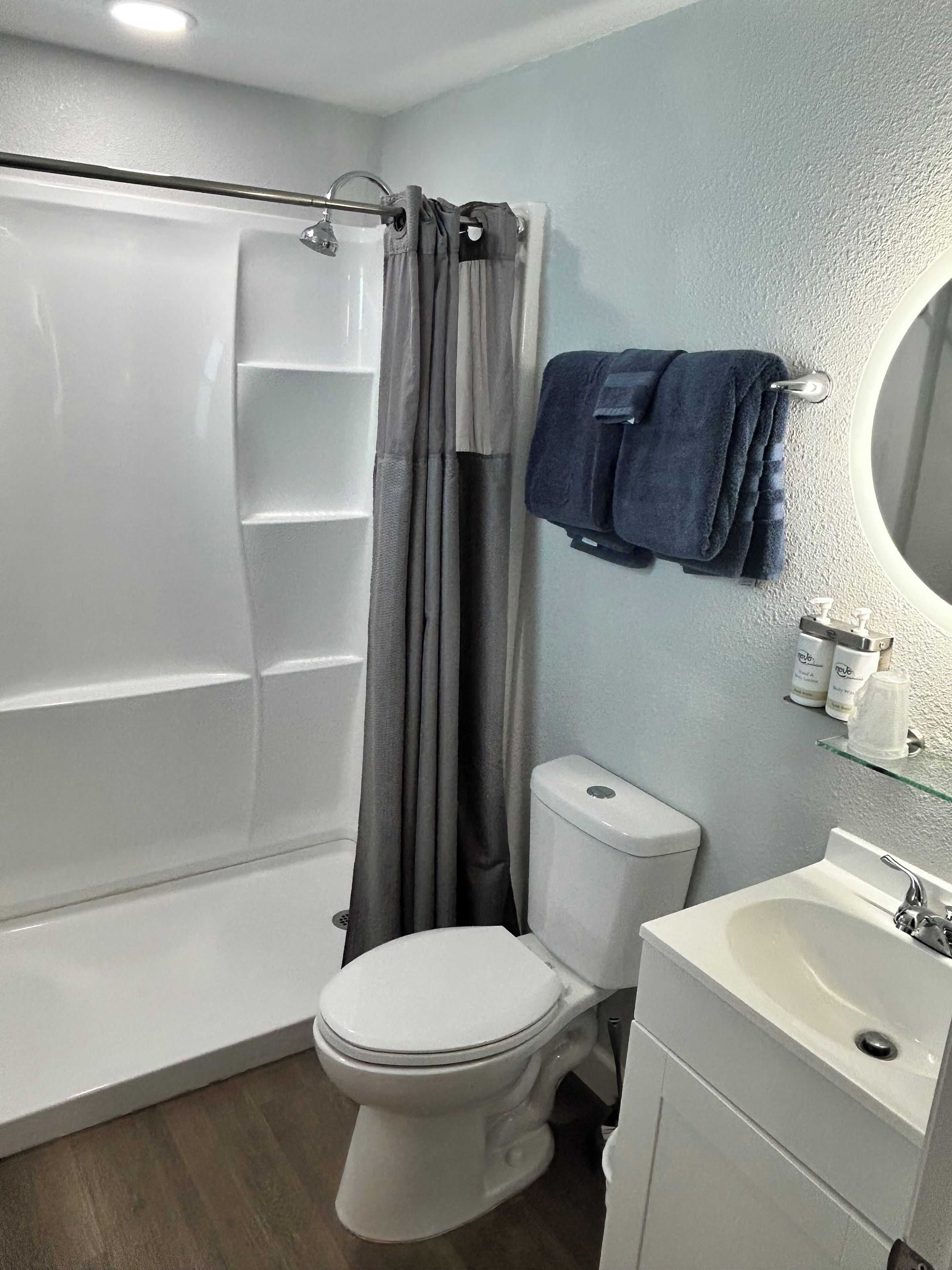 Un baño moderno con bañera, inodoro y lavamanos.