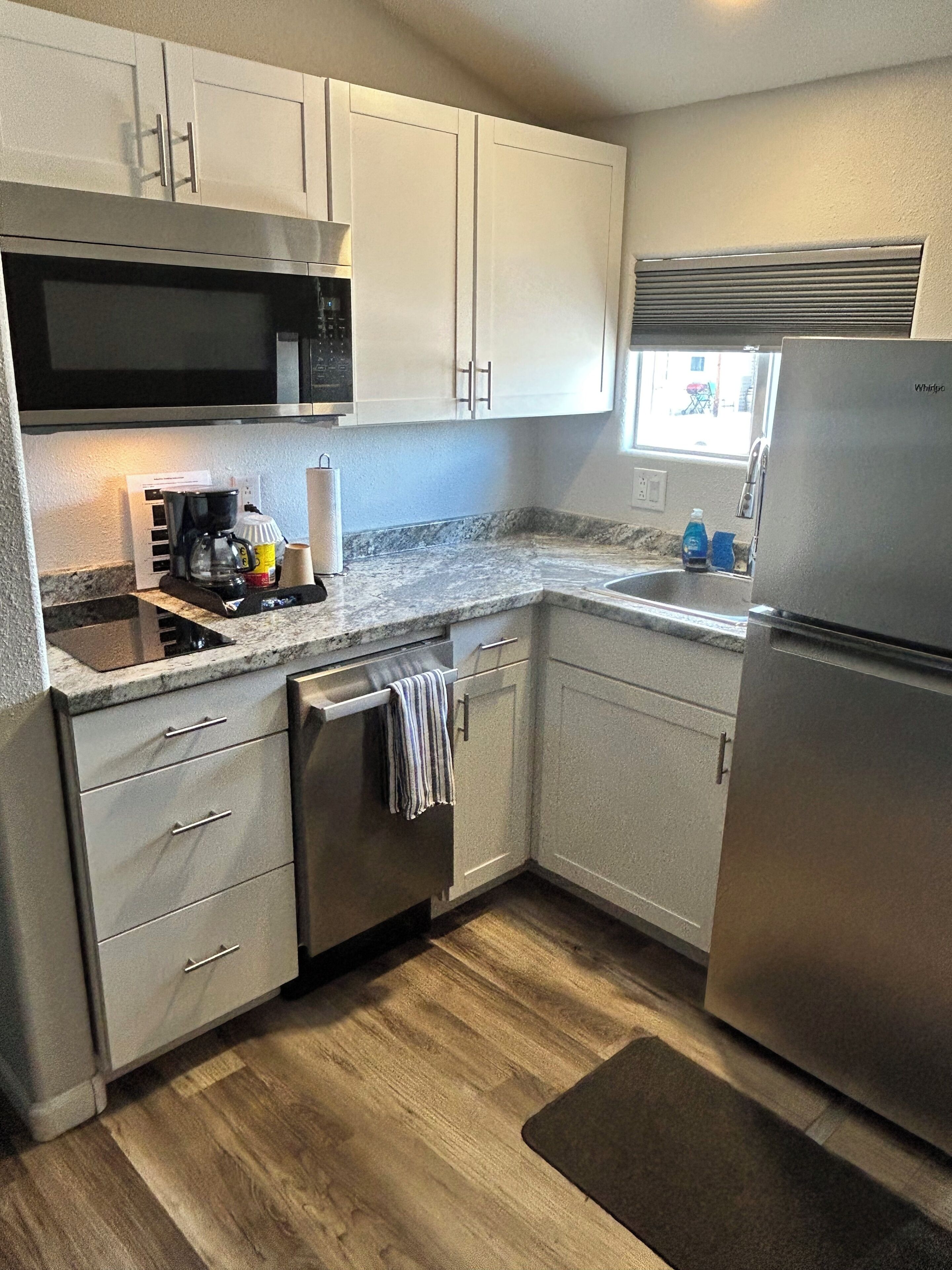 Grand Single Room, Kitchenette (3) | Private kitchenette