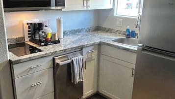 Grand Single Room, Kitchenette (3) | Private kitchenette