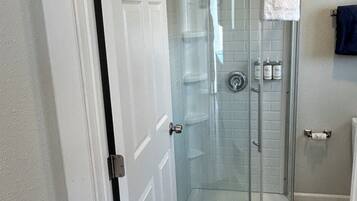 Chambre Double Majestueuse, coin cuisine (5) | Salle de bain | Articles de toilette gratuits, sĂšche-cheveux, serviettes fournies, savon