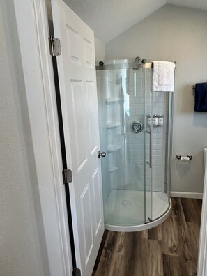 Grand Double Room, Kitchenette (5) | Bathroom | Free toiletries, hair dryer, towels, soap - Snowy Mountain Inn (Saratoga)