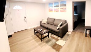 Living area - Snowy Mountain Inn (Saratoga)