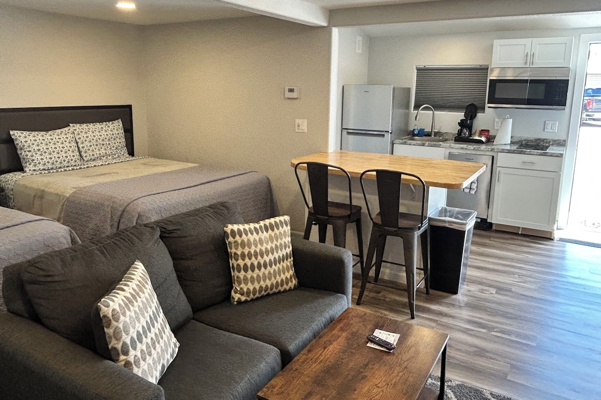 Grand Double Room, Kitchenette (5) | Private kitchen | Coffee/tea maker, microwave