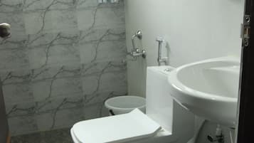 Habitación doble Deluxe | Baño | Regadera y toallas