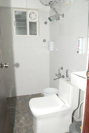 Deluxe Twin Room | Bathroom | Shower, towels - The Altruist Business Stays Manyata Tech Park (Bengaluru)