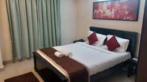 Muebles diferentes, escritorio y espacio para trabajar con laptop