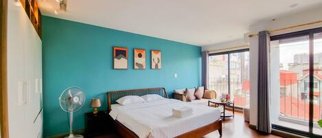 Executive kamer | Luxe beddengoed, bedden met traagschuimmatras, een minibar