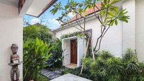 Villa | Terrace/patio - Grace villa 5 minutes walk to the beach (Denpasar)