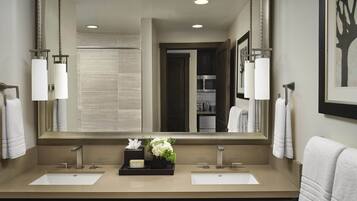 Ensemble douche/baignoire, sĂšche-cheveux