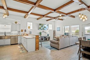 Smart TV, reproductor de DVD, futbolito y tenis de mesa 