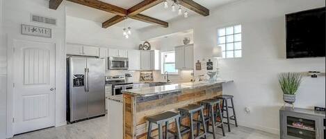 Kjøleskap, mikrobølgeovn, ovn og kokeplater