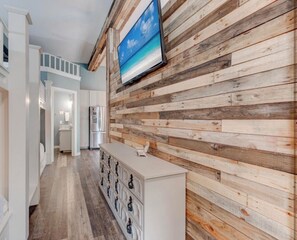 6 bedrooms, iron/ironing board, free WiFi, bed sheets