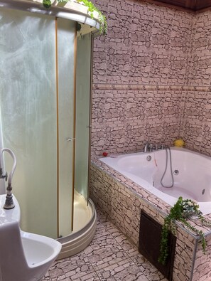 Combinazione doccia/vasca, vasca idromassaggio, bidet, asciugamani