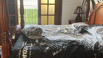 8 slaapkamers, een bureau, een strijkplank/strijkijzer, wifi