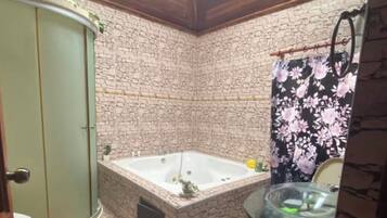 Combined shower/bathtub, jetted bath, bidet, towels