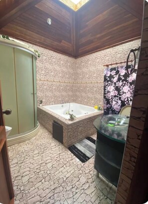 Ducha y bañera combinadas, bañera de hidromasaje, bidé y toallas