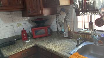 Een koelkast, een magnetron, een oven, een kookplaat