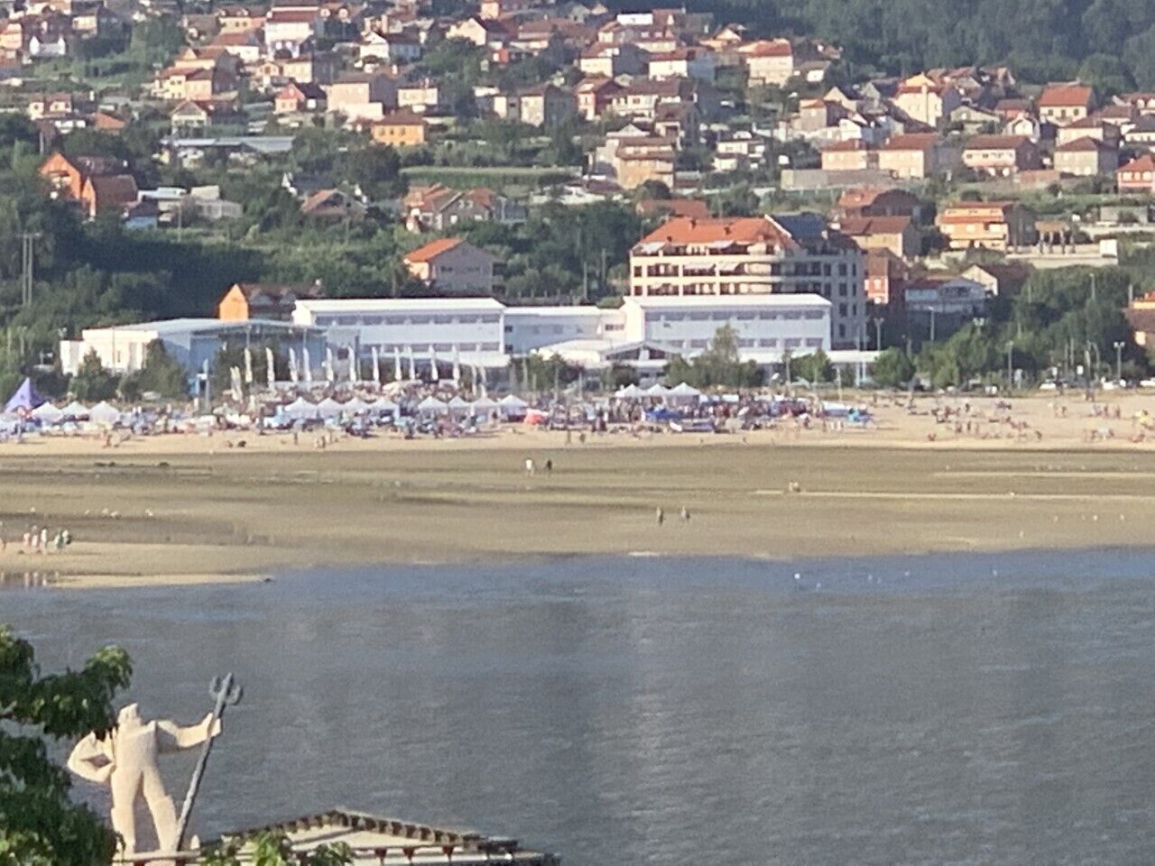 Una playa cerca, toallas de playa