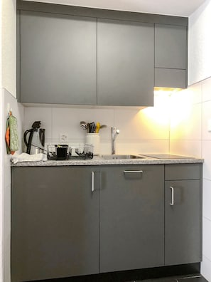 Frigorifero, macchina per tè/caffè, bollitore elettrico, tostapane