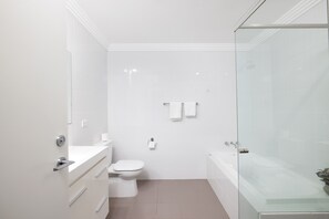Doccia, asciugamani, sapone, carta igienica