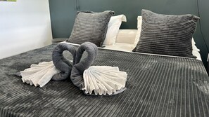 2 habitaciones, caja de seguridad en la habitación y escritorio 