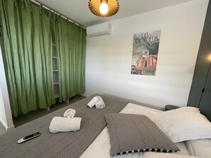 2 bedrooms, in-room safe, desk, iron/ironing board