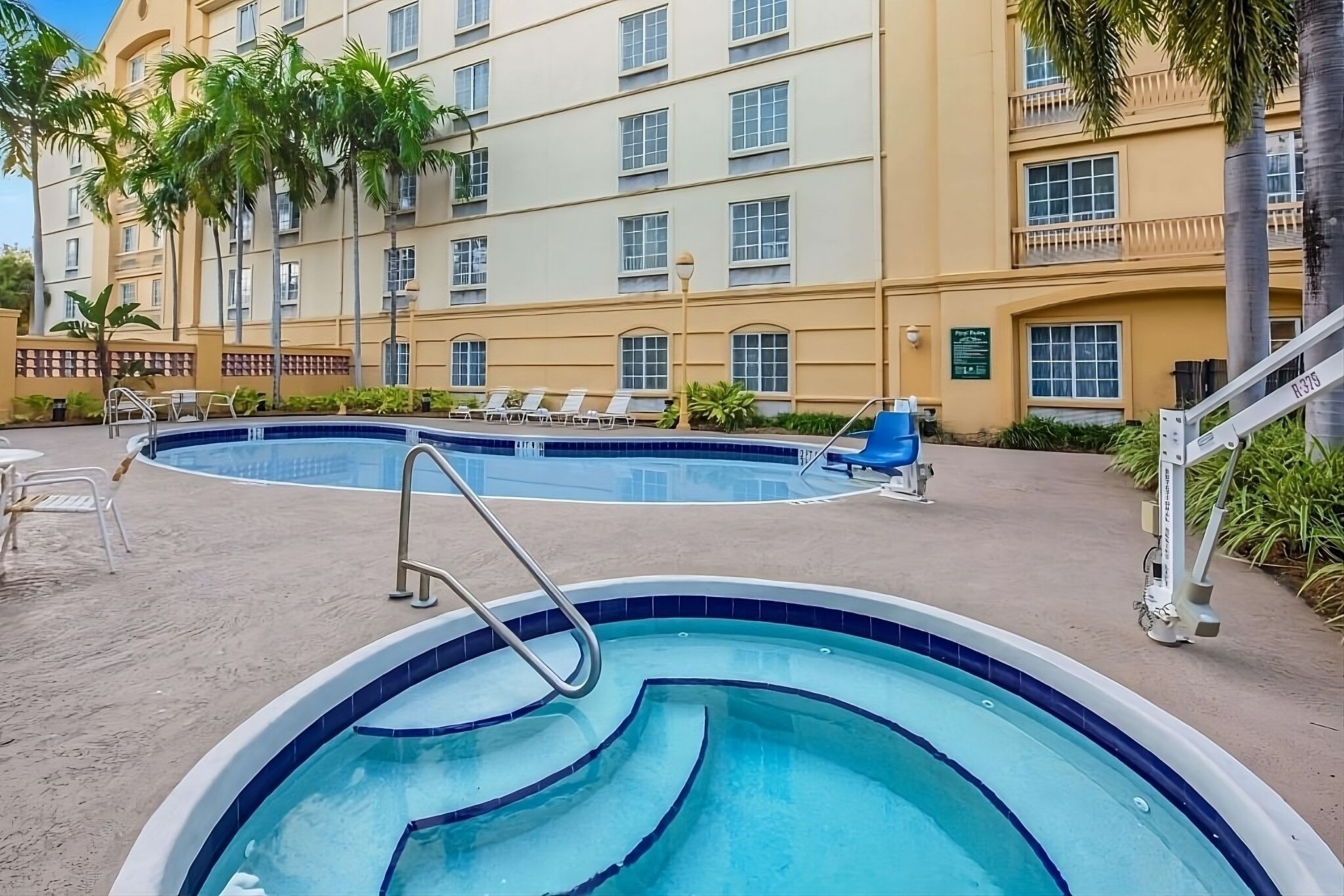 Just What You Were Looking For! 2 Relaxing Units, Free Parking, Pools