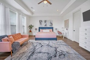 4 Schlafzimmer, Schreibtisch, Bügeleisen/Bügelbrett, Reisekinderbett