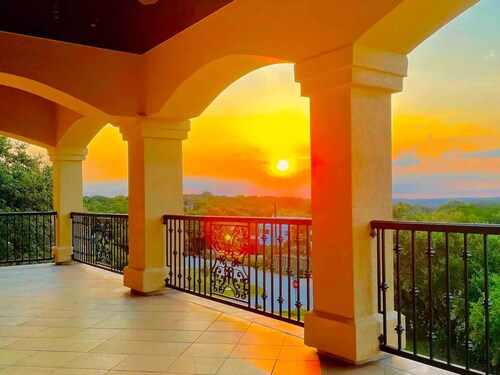 Private Gated Villa with hot tub, pool & ENDLESS VIEWS!