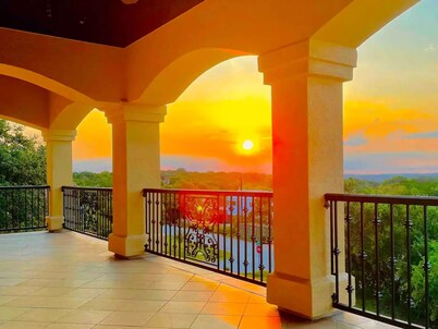 Private Gated Villa with hot tub, pool & ENDLESS VIEWS!