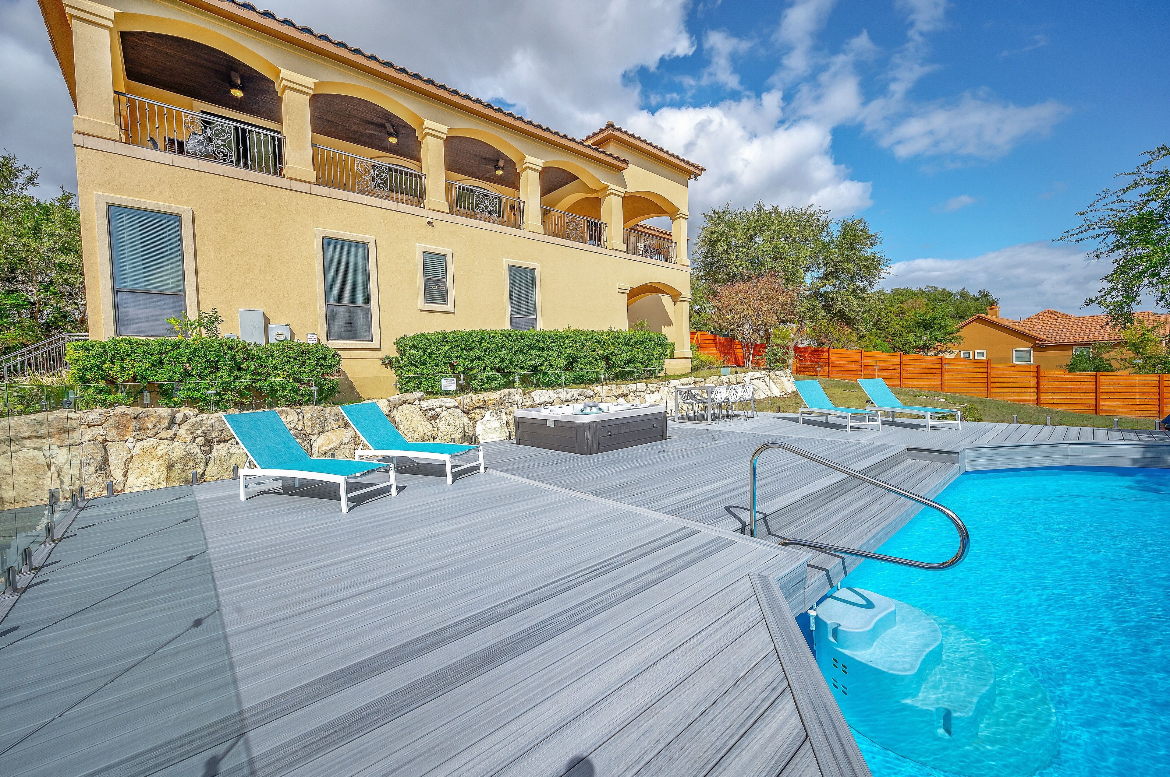 Private Gated Villa with hot tub, pool & ENDLESS VIEWS!