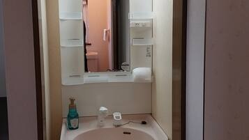 Casa, 3 habitaciones | Baño | Tina con regadera, amenidades de baño gratuitas, secadora de cabello