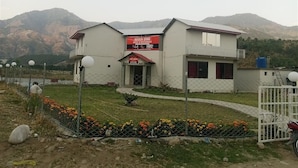 Un hotel con un cartello per un ristorante con vista sul fiume.
