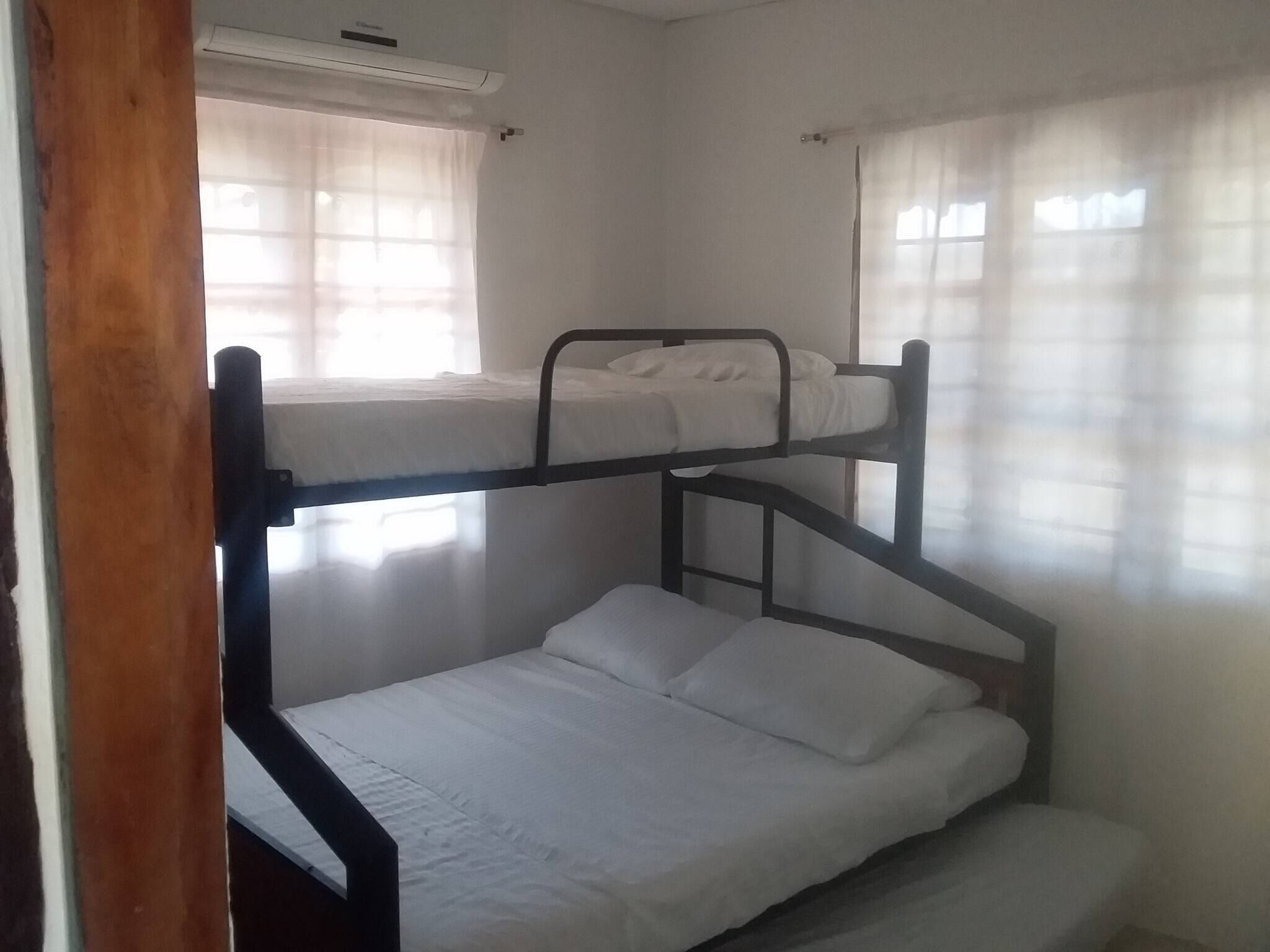 2 habitaciones y tabla de planchar con plancha 