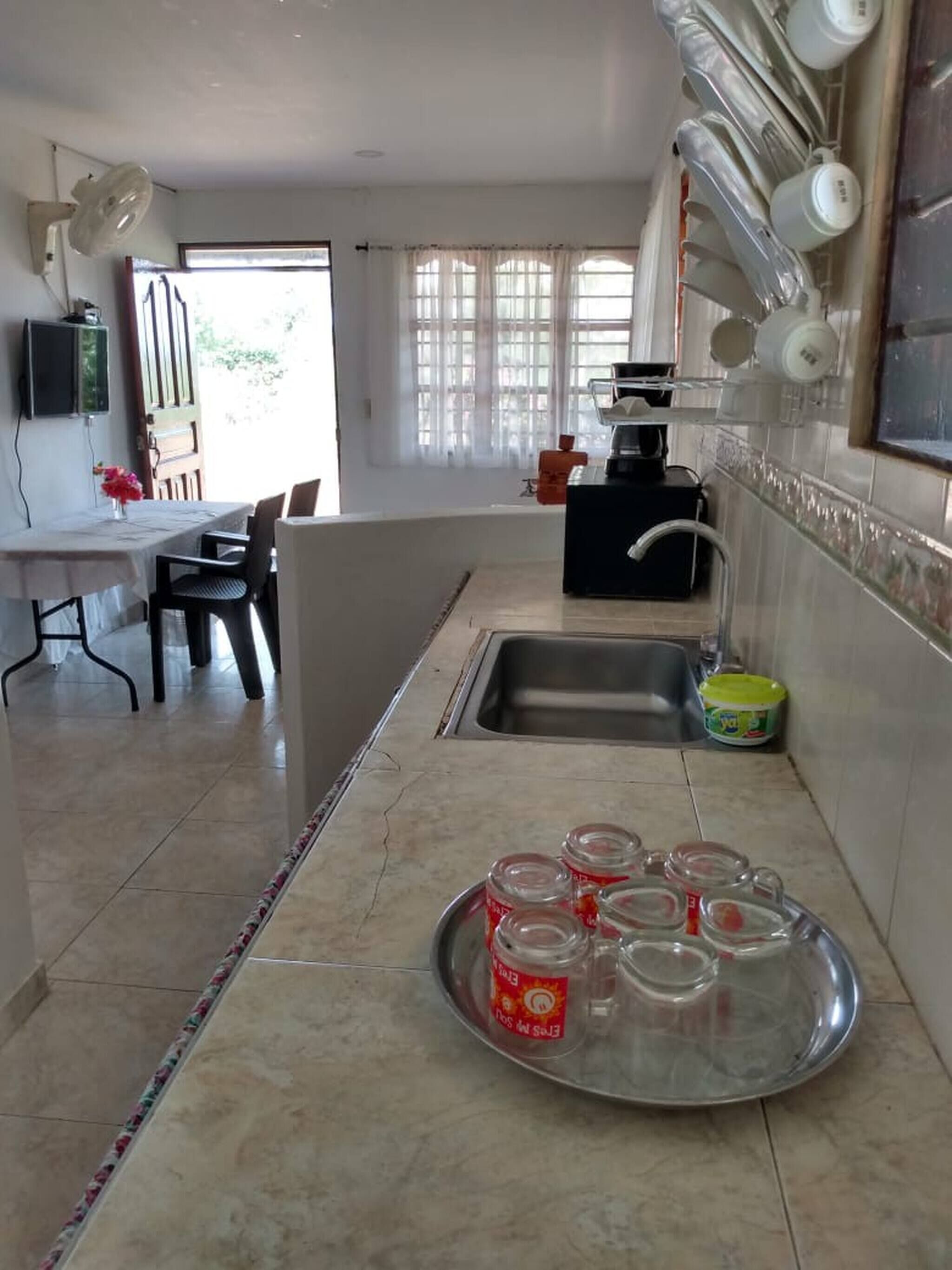 Refrigerador, microondas y cafetera y tetera 