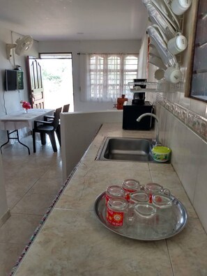 Jääkaappi, mikroaaltouuni, kahvin-/teenkeitin