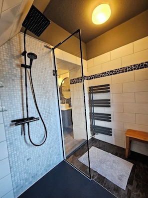 Baignoire, sèche-cheveux, serviettes fournies, savon