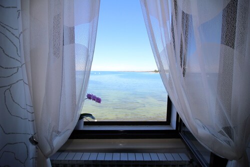 6 persons, sea view, directly by the sea, old town