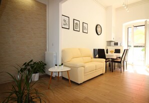 TV - 6 persons, sea view, directly by the sea, old town (Porec)