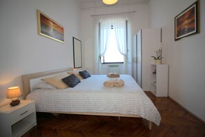 2 عدّة غرف نوم وخزنة داخل الغرفة وواي فاي مجانًا وملاءات أسرّة