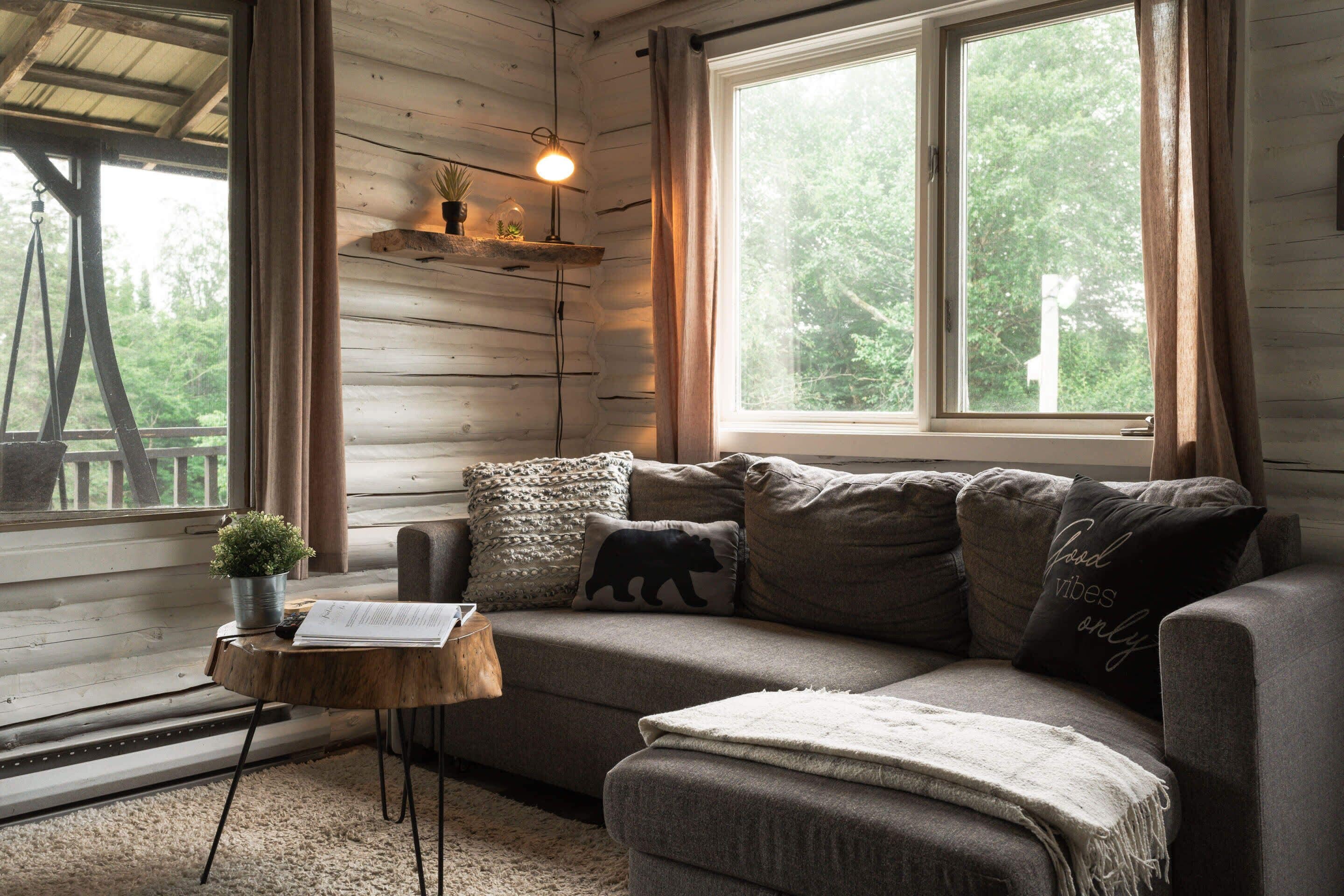 Télévision, cheminée, espaces bureaux