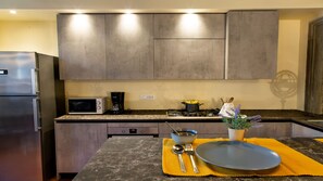 Réfrigérateur, micro-ondes, four, plaque de cuisson