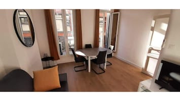 salon cÎté rue (en face d'un collÚge - trÚs calme) et donnant sur un balcon