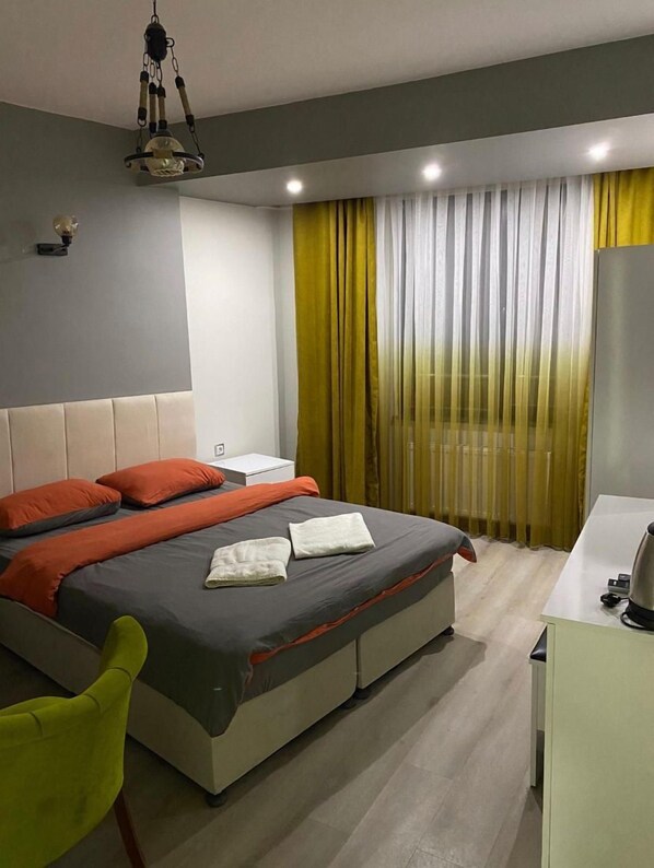 Habitación estándar con 1 cama matrimonial o 2 individuales | Cocina privada | Frigobar, parrilla de estufa y utensilios de cocina