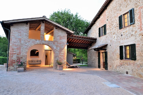 Entire Tuscan farmhouse with private pool between Siena and Florence